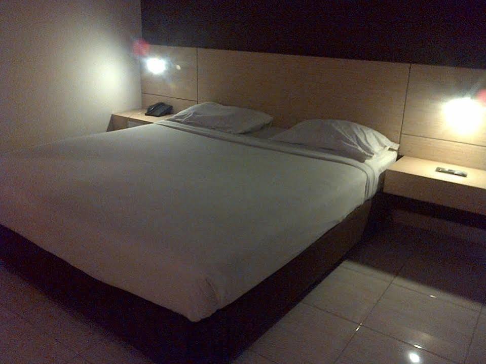 Hotel Lucky Inn Manado Exterior photo